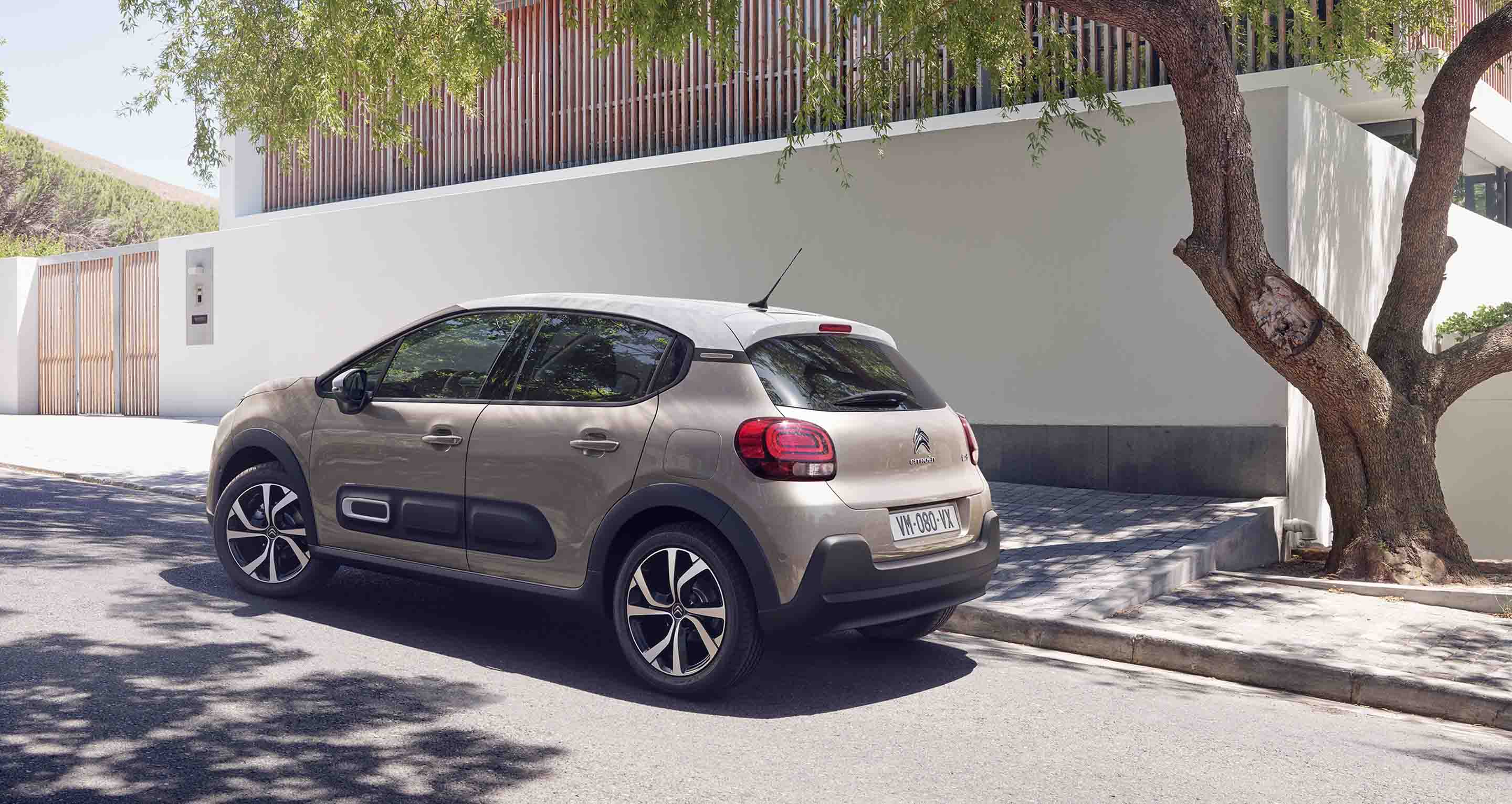Citroen C3 на вулиці, вигляд ззаду з лівого боку