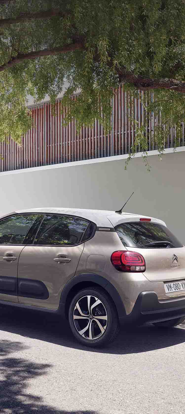 Citroen C3 на вулиці, вигляд ззаду з лівого боку