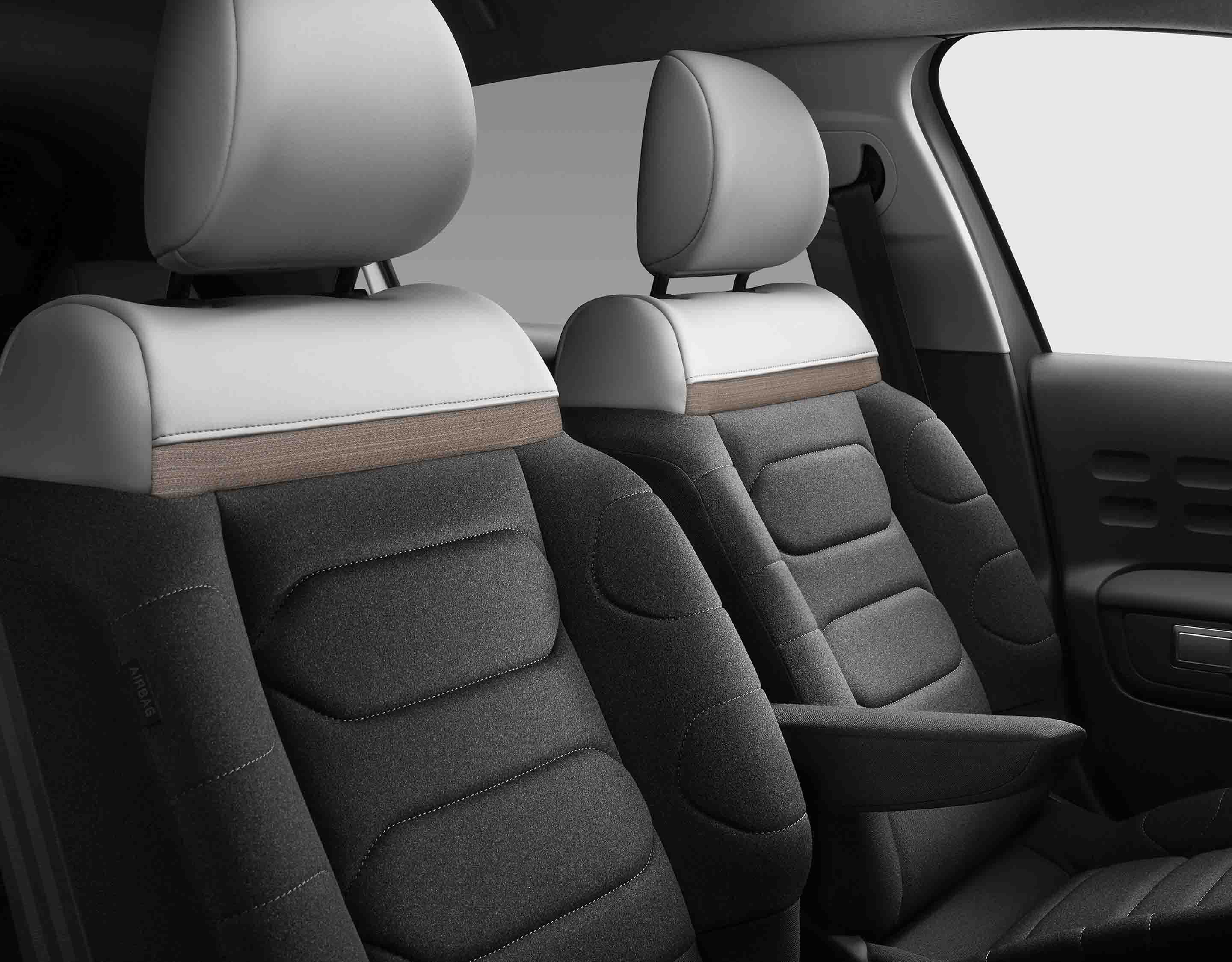 Передні сидіння у салоні Citroen C3