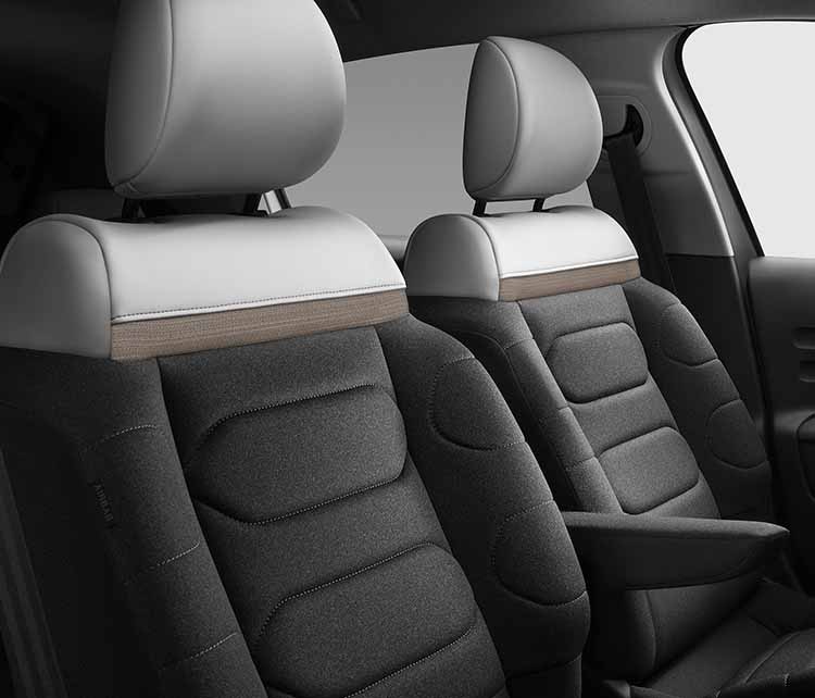 Передні сидіння у салоні Citroen C3