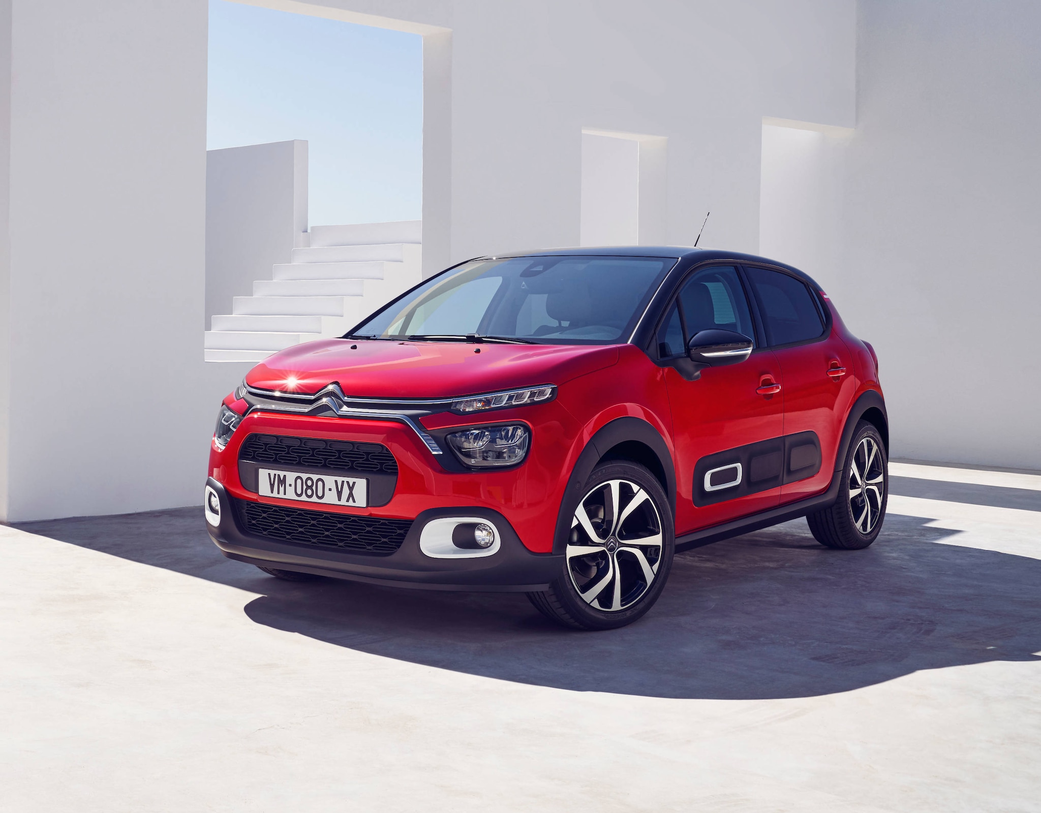 Citroen C3 червоного кольору, вигляд спереду з лівого боку