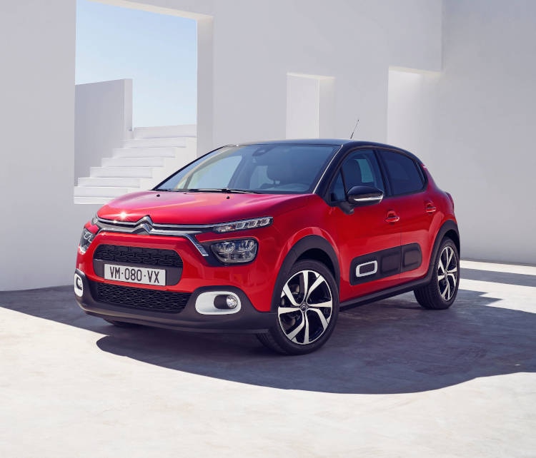 Citroen C3 червоного кольору, вигляд спереду з лівого боку