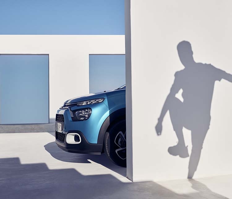 Citroen C3 синього кольору за стіною