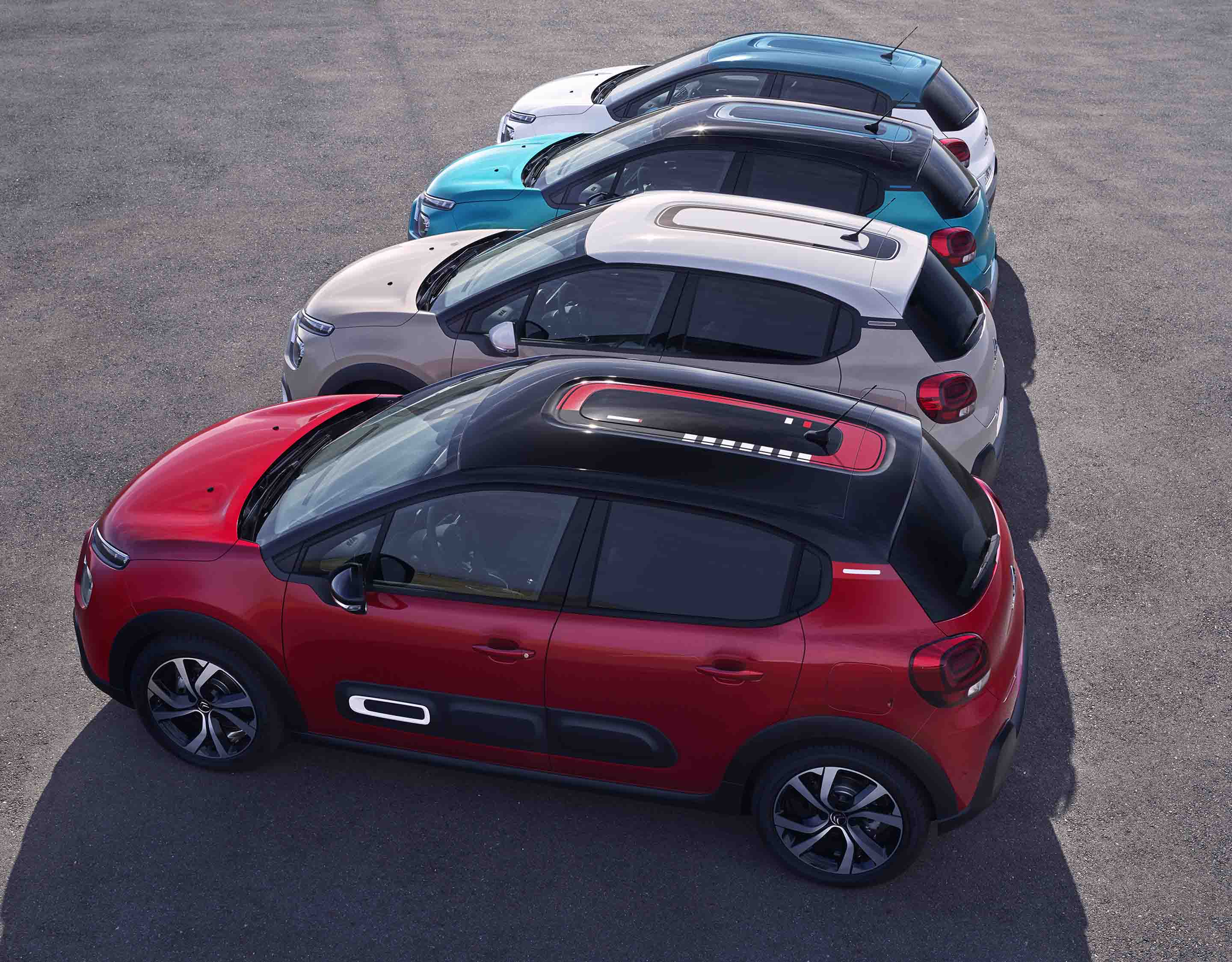Чотири Citroen C3 різного кольору в одному ряду з різним оформленням даху