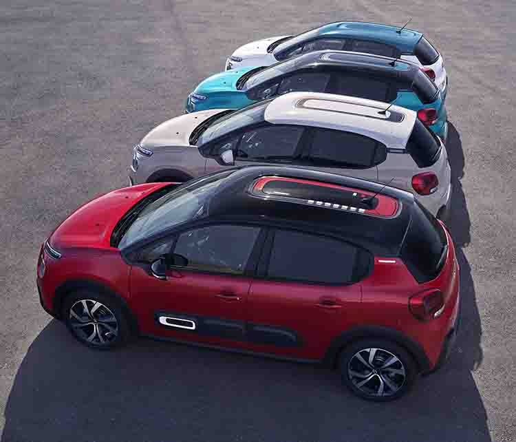 Чотири Citroen C3 різного кольору в одному ряду з різним оформленням даху